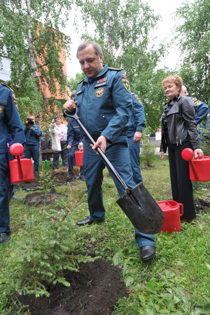 Визит главы МЧС РФ Владимира Пучкова в Иркутск. На снимке: Владимир Пучков во время церемонии посадки деревьев в честь сотрудников, погибших при исполнении служебных обязанностей.