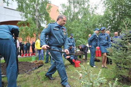 Визит главы МЧС РФ Владимира Пучкова в Иркутск. На снимке: Владимир Пучков во время церемонии посадки деревьев в честь сотрудников, погибших при исполнении служебных обязанностей.