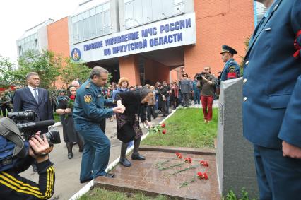 Визит главы МЧС РФ Владимира Пучкова в Иркутск. На снимке: Владимир Пучков во время церемонии закладки камня в основание памятника сотрудникам, погибшим при исполнении служебных обязанностей.