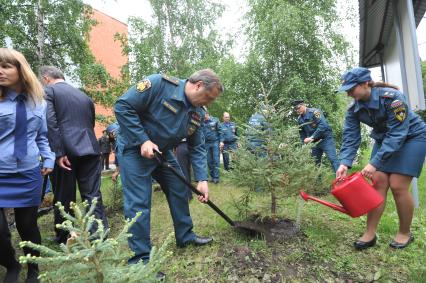 Визит главы МЧС РФ Владимира Пучкова в Иркутск. На снимке: Владимир Пучков во время церемонии посадки деревьев в честь сотрудников, погибших при исполнении служебных обязанностей.