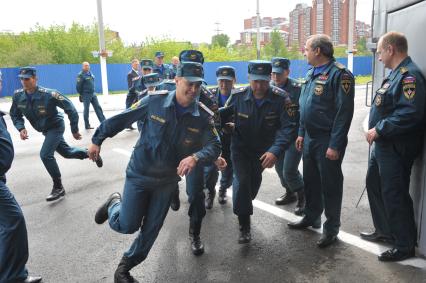 Визит главы МЧС РФ Владимира Пучкова в Иркутск. Пучков посетит церемонию прощания с сотрудниками МЧС РФ, погибшими  при крушении вертолёта МИ-8 6 мая 2013 г. На снимке: Владимир Пучков (второй справа) приветствует сотрудников пожарной части №1.