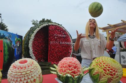 `Flower show 2013` - фестиваль садов и цветов в Парке Горького. На снимке: карвинг по арбузу.