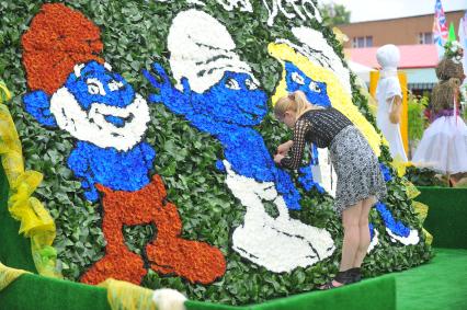 `Flower show 2013` - фестиваль садов и цветов в Парке Горького. На снимке: деревня смурфиков - персонажей одноименного мультсериала.