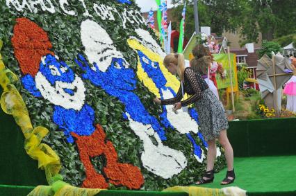 `Flower show 2013` - фестиваль садов и цветов в Парке Горького. На снимке: деревня смурфиков - персонажей одноименного мультсериала.