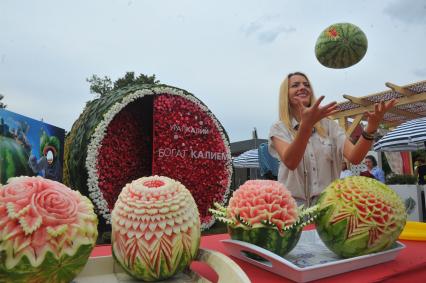 `Flower show 2013` - фестиваль садов и цветов в Парке Горького. На снимке: карвинг по арбузу.