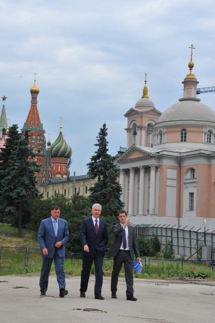 Врио Мэра Москвы Сергей Собянин (в центре) и главный архитектор Москвы Сергей Кузнецов (справа) во время посещения территории Зарядья в Москве.