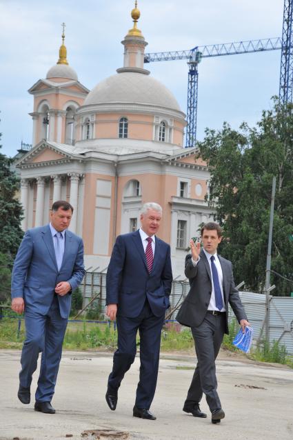 Врио Мэра Москвы Сергей Собянин (в центре) и главный архитектор Москвы Сергей Кузнецов (справа) во время посещения территории Зарядья в Москве.