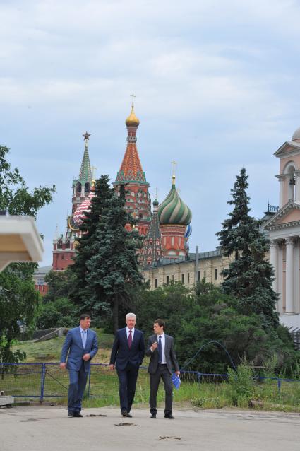 Врио Мэра Москвы Сергей Собянин (в центре) и главный архитектор Москвы Сергей Кузнецов (справа) во время посещения территории Зарядья в Москве.