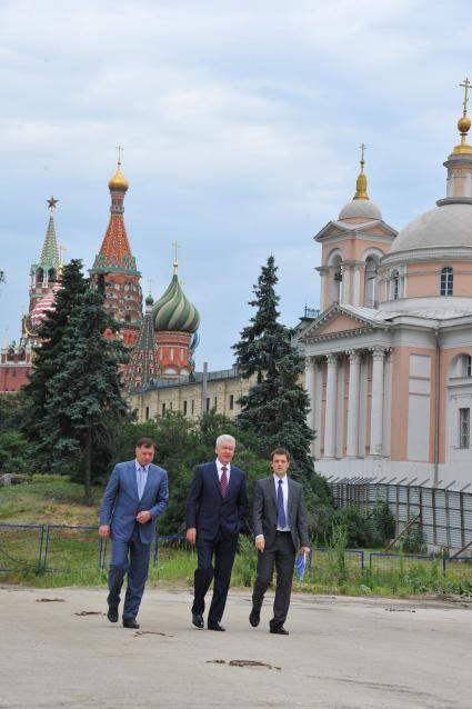 Врио Мэра Москвы Сергей Собянин (в центре) и главный архитектор Москвы Сергей Кузнецов (справа) во время посещения территории Зарядья в Москве.