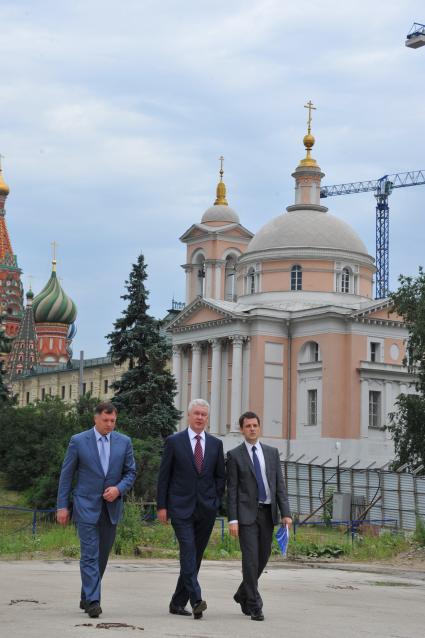 Врио Мэра Москвы Сергей Собянин (в центре) и главный архитектор Москвы Сергей Кузнецов (справа) во время посещения территории Зарядья в Москве.