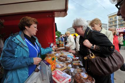 Белорусская ярмарка. На снимке: продажа хлебобулочной продукции.