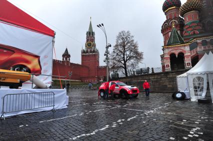 Презентация модельного ряда марки `Ё-мобиль` на Васильевском спуске. На снимке: раллийная версия Ё-мобиля.