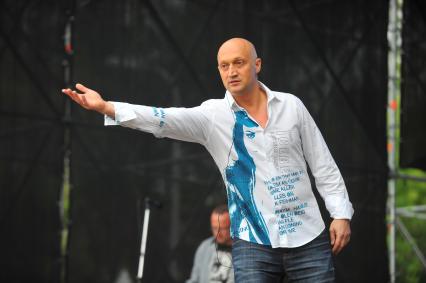 Певец, актер Гоша Куценко во время концерта в Парке Горького.