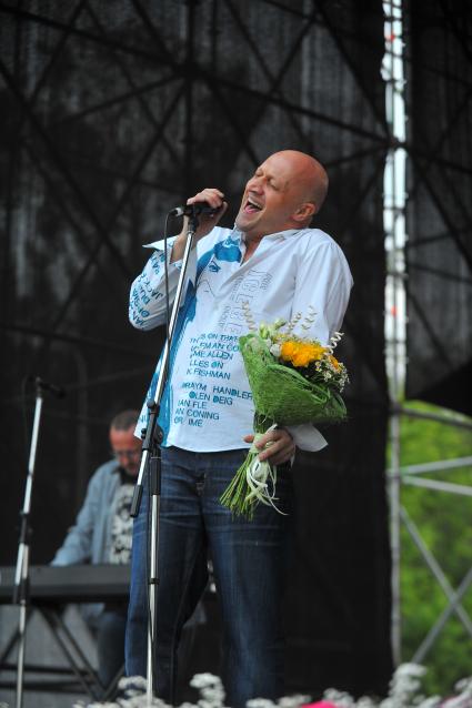 Певец, актер Гоша Куценко во время концерта в Парке Горького.
