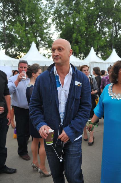 Певец, актер Гоша Куценко перед началом концерта в Парке Горького.