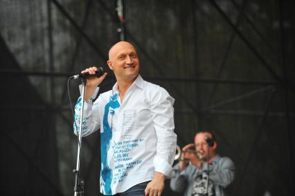 Певец, актер Гоша Куценко во время концерта в Парке Горького.