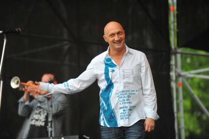 Певец, актер Гоша Куценко во время концерта в Парке Горького.