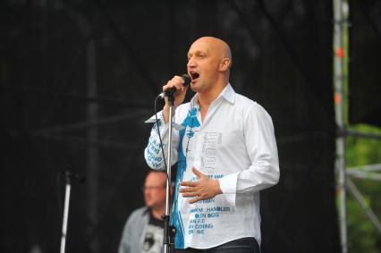 Певец, актер Гоша Куценко во время концерта в Парке Горького.