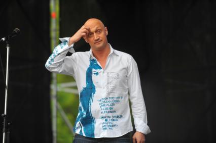 Певец, актер Гоша Куценко во время концерта в Парке Горького.