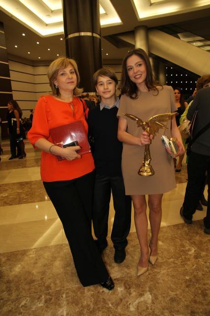 Диск42. Национальная кинематографическая премия (кинопремия) НИКА 2012 год. На снимке: актриса Лядова Елена (справа)