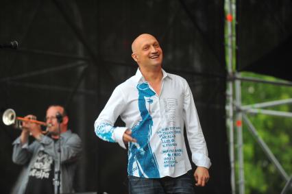 Певец, актер Гоша Куценко во время концерта в Парке Горького.
