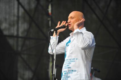 Певец, актер Гоша Куценко во время концерта в Парке Горького.