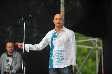 Певец, актер Гоша Куценко во время концерта в Парке Горького.