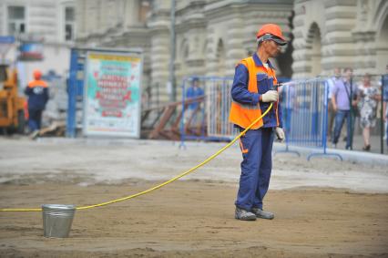 Укладка тротуарной плитки на Никольской улице.