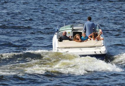 Пироговское водохранилище. `Руки вверх пляж`. На снимке: люди катаются на катере.