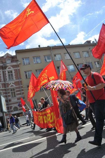 Акция оппозиции `Марш против палачей` прошла от Калужской площади до Болотной. На снимке: активисты несут флаги Российского объединённого трудового фронта (Рот Фронт).