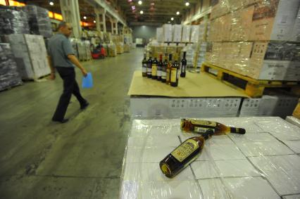 Грузинский алкоголь прошел таможенный контроль в России. На снимке: проверка партии алкогольной продукции, прибывшей из Грузии на пост Московской областной таможни.