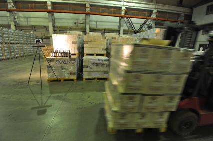 Проверка партии алкогольной продукции, прибывшей из Грузии на пост Московской областной таможни. На снимке: товар на складе.
