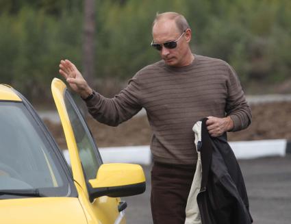 Рабочая поездка председателя правительства РФ В.Путина по трассе `Амур`. На снимке: председатель правительства РФ Владимир Путин протестировал автомобиль Lada Kalina Sport.