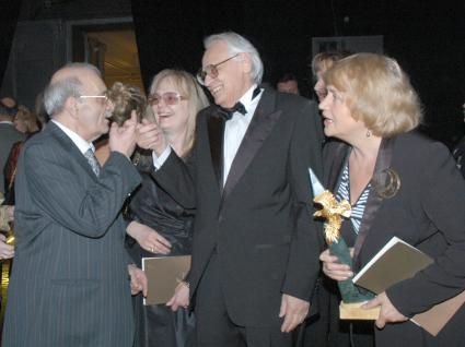 Диск64. Национальная премия в области кинематографии ЗОЛОТОЙ ОРЕЛ 2006 год. На снимке: режиссер Данелия Георгий и актриса Белохвостикова Наталья с мужем режиссером Наумовым Владимиром (посередине)
