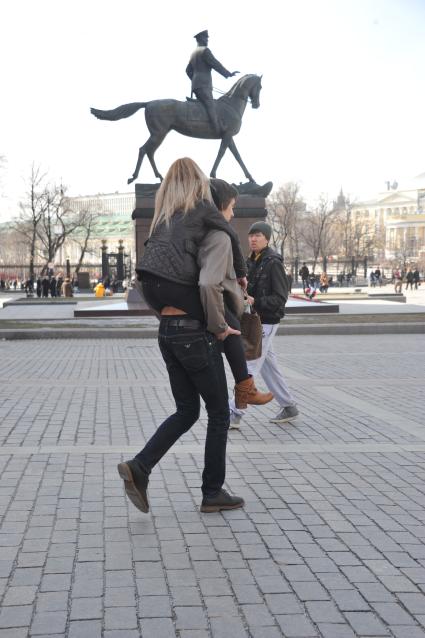 Прогулка с любимой девушкой.