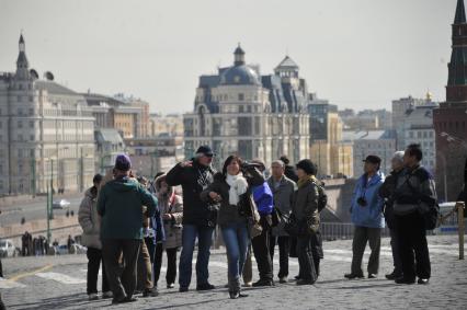 Иностранные туристы на улицах Москвы.