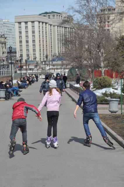 Подростки на роликовых коньках на улицах Москвы.