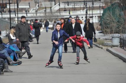 Подростки на роликовых коньках на улицах Москвы.