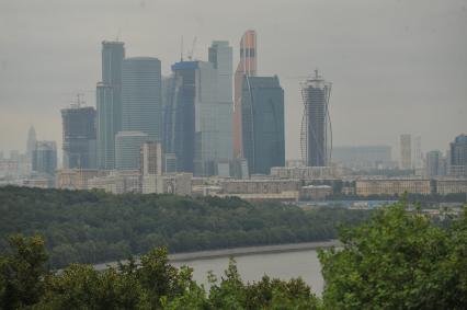 Виды Москвы. На снимке: вид на ММДЦ `Москва-Сити` со смотровой площадки на Воробьевых горах.