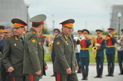 День памяти и скорби. Церемония открытия Федерального военного мемориального кладбища (ФВМК) в Мытищинском районе МО. На снимке: министр обороны РФ Сергей Шойгу (справа).