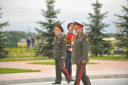 День памяти и скорби. Церемония открытия Федерального военного мемориального кладбища (ФВМК) в Мытищинском районе МО. На снимке: министр обороны РФ Сергей Шойгу (в центре).