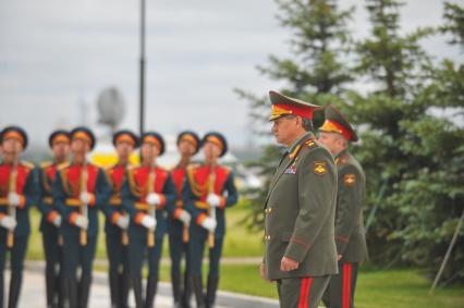 День памяти и скорби. Церемония открытия Федерального военного мемориального кладбища (ФВМК) в Мытищинском районе МО. На снимке: министр обороны РФ Сергей Шойгу (в центре).