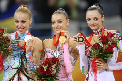 Чемпионат Европы по художественной гимнастике в Турине. На снимке: российская гимнастка, двукратная олимпийская чемпионка в многоборье Евгения Канаева (в центре).