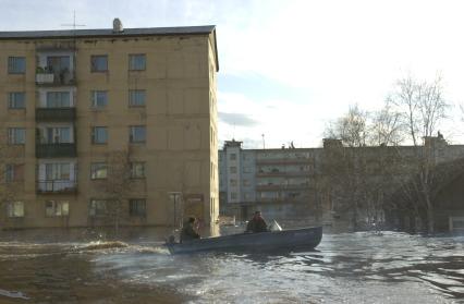 Новоднение в Ленске. На снимке: местные жители передвигаются на моторной лодке.