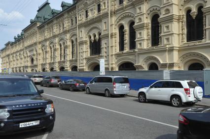 Московский паркинг. На снимке: автомобили на парковке возле ГУМа.