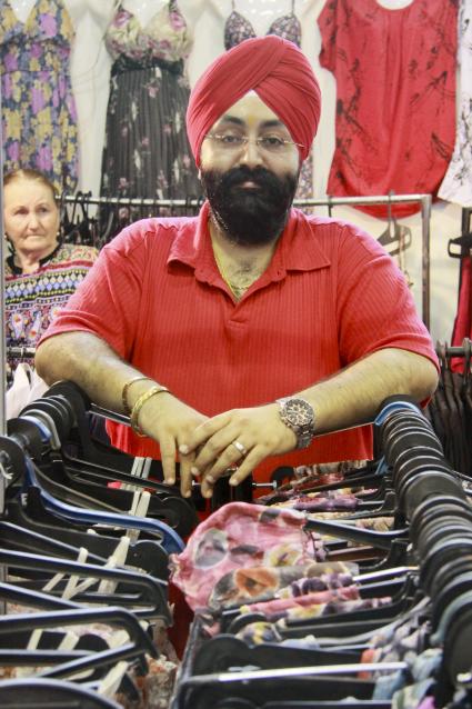 Ярмарка `Все лучшее из Индии` в Барнауле. На снимке: продавец на вещевом рынке.