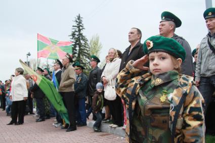 День пограничника. Ребенок в форме пограничника.