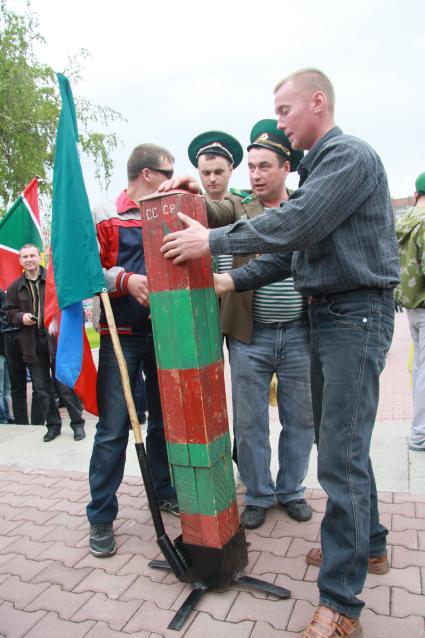 День пограничника. Пограничники с пограничным столбом.