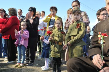 День Победы в деревне Вялки. На снимке: дети в военной форме.