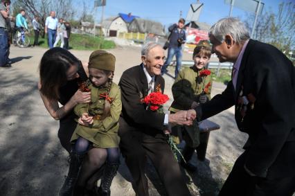 День Победы в деревне Вялки. На снимке: ветераны.